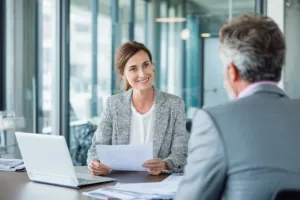 Asesor fiscal: qué hace, cuánto cobra y cuándo merece la pena contratarlo