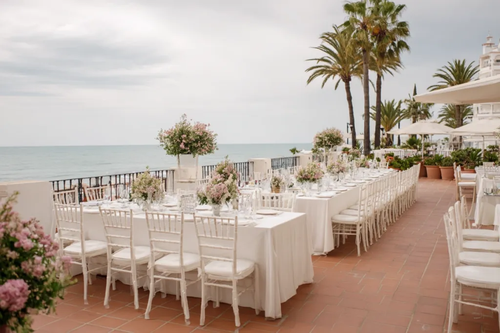 Terraza preparada para una celebración al aire libre en la Costa del Sol