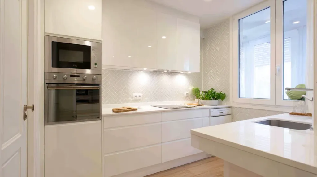 Cocina recién reformada con mobiliario modular y encimera de cuarzo