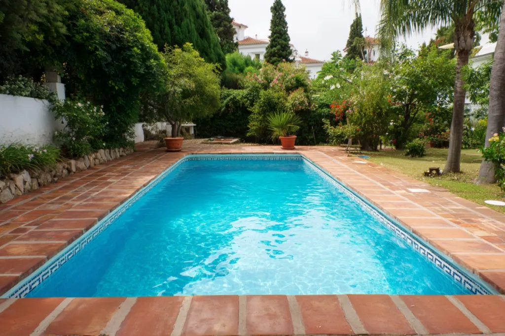 Piscina privada en un jardín residencial en España