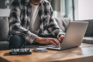Técnico informático a domicilio: precios por servicio y cuándo conviene cada modelo de cobro